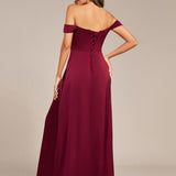 Robe de soirée longue en satin à épaules dénudées et manches courtes