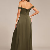 Robe de soirée longue en satin à épaules dénudées et manches courtes
