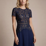 Robe longue à encolure ronde à manches courtes en sequins coupe évasée