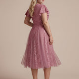 Robe midi évasée en tulle avec manches courtes décolleté en V et volants